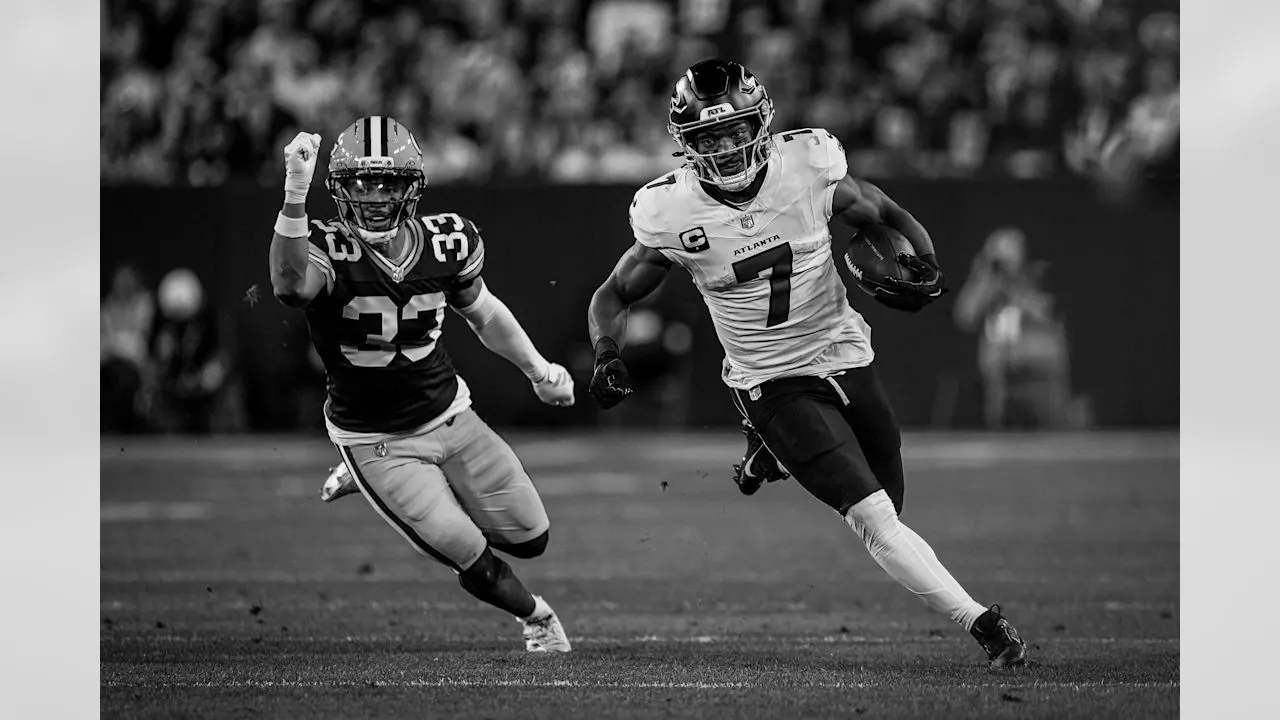 Atlanta Falcons running back Bijan Robinson #7 carries the ball during the Week 3 Game against the Green Bay Packers at Lambeau Field in Green Bay, Wisconsin on Thursday, September 24, 2026. (Photo by Taylor McLaughlin/Atlanta Falcons)