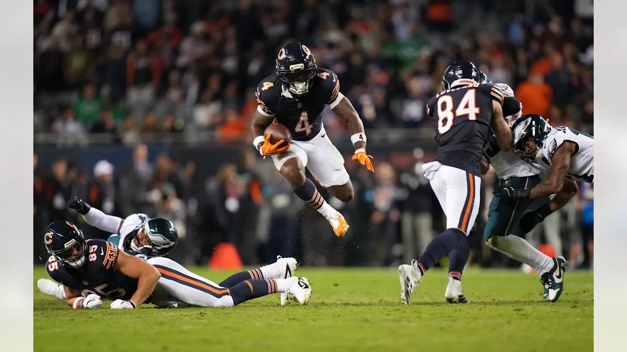 Chicago Bears running back D'Andre Swift (4) runs the ball during an NFL football game against the Philadelphia Eagles on Monday, September 28, 2026 in Chicago, Illinois.