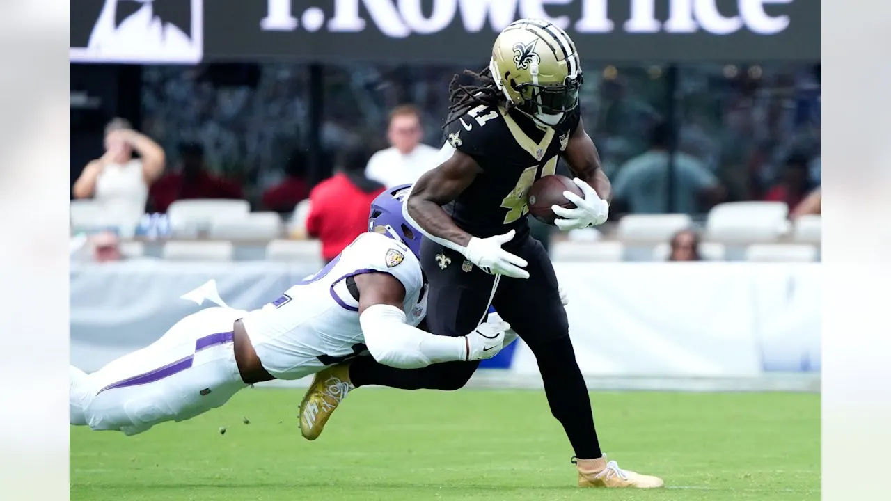 Alvin Kamara carries the ball against Baltimore.